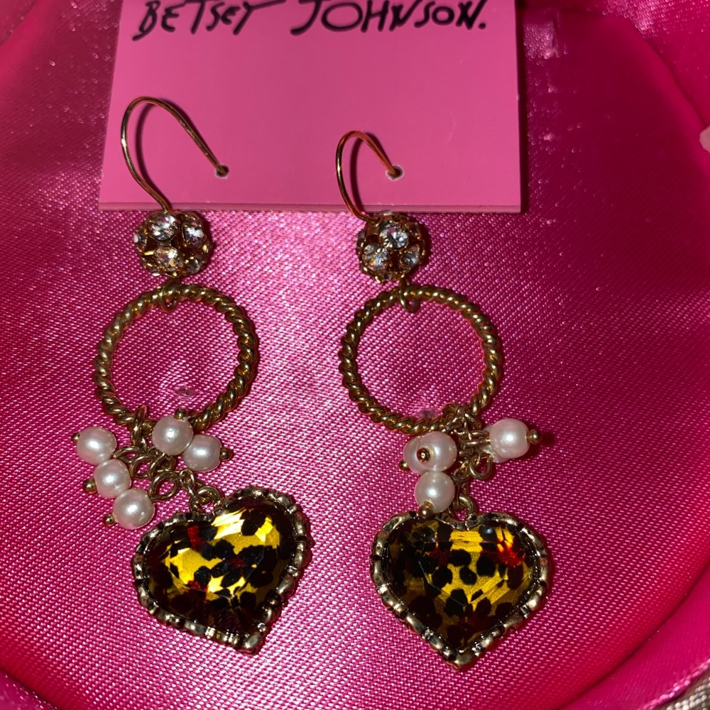 BETSEY JOHNSON GOLD PEARL CRYSTAL HEART EARRINGS